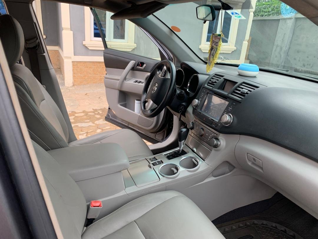 2013 Toyota Highlander — front seats